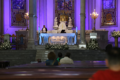 Ecuatorianos de fe van a las iglesias a agradecer por el fin de los cortes de luz.