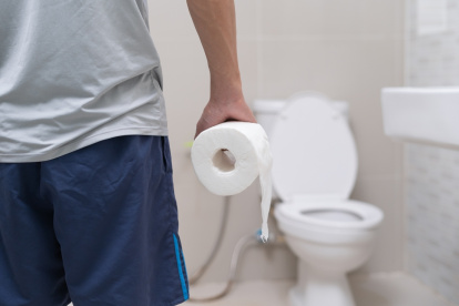 Conoce cómo deben orinar los hombres para beneficiar la salud.