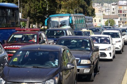 El Pico y Placa funciona de lunes a viernes en el Distrito Metropolitano de Quito. No está vigente los fines de semana o feriados