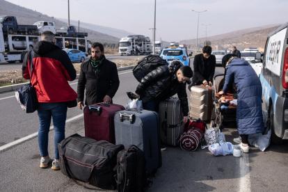 Los sirios cruzan la frontera desde Turquía y regresan a Siria después de la toma rebelde de Damasco.