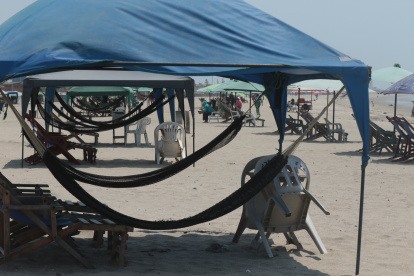 Realidad. Las playas se ven desiertas, y quienes dependen del comercio luchan por sobrevivir en medio de la crisis. Pasa lo mismo en los hoteles.