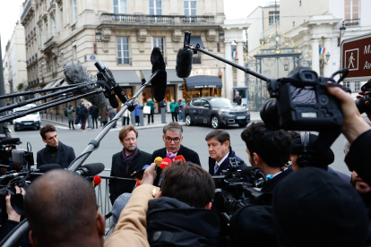 Boris Vallaud, Olivier Faure y Patrick Kanner, hablan con la prensa antes de su reunión con el presidente francés, Emmanuel Macron.