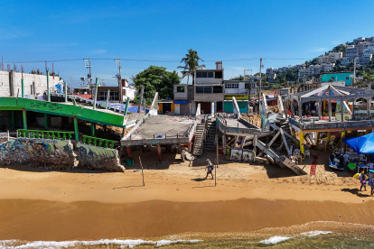 Una persona por la playa. en una zona afectada tras el paso de los huracanes John y Otis, en el balneario de Acapulco en Guerrero (México).
