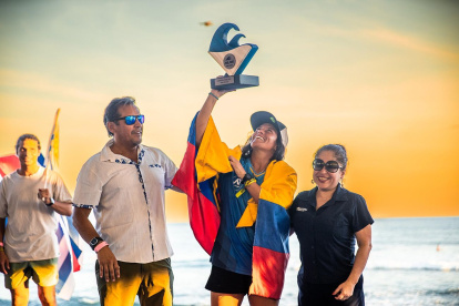 Mimi recibió el trofeo como la #1 del continente en El Salvador, durante el último torneo ALAS.