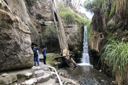 Paisaje. Uno de los recursos naturales que posee esta zona de Latacunga es su cascada, que atrae tanto moradores como personas de otras ciudades del país.