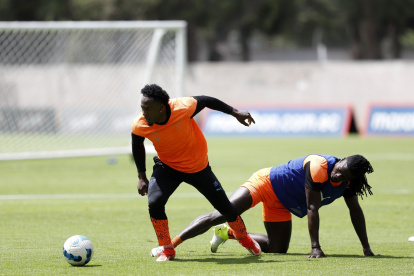 Jhojan Julio (i) fue clave en la victoria 3-0 sobre Independiente del Valle en la final de ida de la LigaPro. El extremo va por su tercera corona del campeonato nacional.