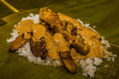 La tonga es un plato tradicional de la gastronomía ecuatoriana consiste en arroz, carne de cerdo, maní y plátano, todo envuelto en hojas de plátano y cocido al vapor.