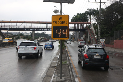 Imagen referencial de un radar ubicado en la avenida Del Bombero, en Guayaquil.