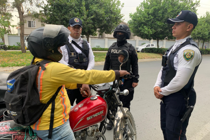 Agentes con Bodycam realizan controles.