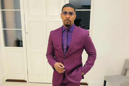 Jamie Foxx es un actor, comediante, cantante y productor estadounidense reconocido por su versatilidad en la industria.