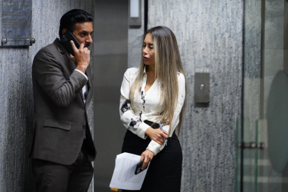 Maribel Barreno junto a su abogado Christopher Gallegos Rodas en su juicio por obstrucción a la justicia.