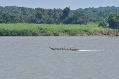 Pequeñas embarcaciones navegan a diario por el río Guayas.
