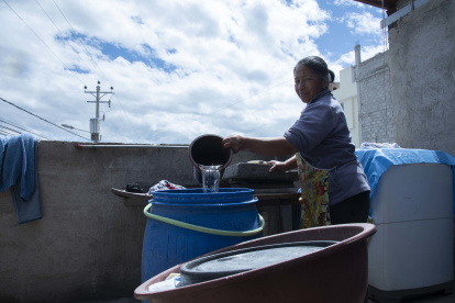 En San Juan de Calderón, las dificultades con el abastecimiento siguen, como indica Margarita Coello, vecina del sector.