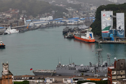 Buques de la Armada y de la guardia costera de Taiwán están anclados en el puerto de Keelung en la ciudad de Keelung, Taiwán, el 11 de diciembre de 2024.