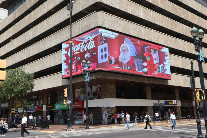La valla LED está instalada en el edificio San Francisco 300, en la avenida 9 de Octubre y Pedro Carbo.