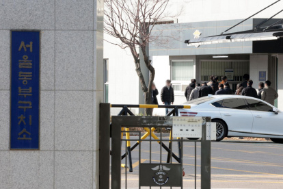 Vista de la puerta principal del Centro de Detención Dongbu de Seúl, donde se encuentra el exministro de Defensa Kim Yong-hyun, en Seúl, Corea del Sur.