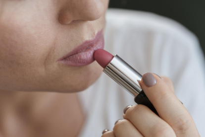 Estas son las razones por las que es mala idea usar un lápiz de labios