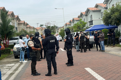 Resultados. Un total de 16 viviendas fueron allanadas. En ellas se encontraron armas, municiones, drogas, uniformes militares, entre otros artículos.