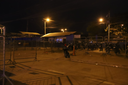 Un muerto y un policía herido deja balacera en los exteriores de la Penitenciaría del Litoral.