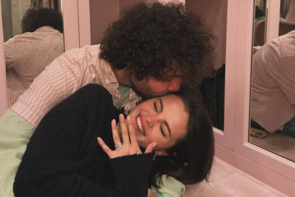 Selena Gomes está oficialmente comprometida con Benny Blanco.