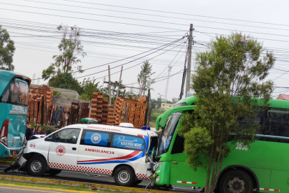 La ambulancia quedó atrapada entre dos buses, tras el impacto, cuando circulaba por la autopista General Rumiñahui.