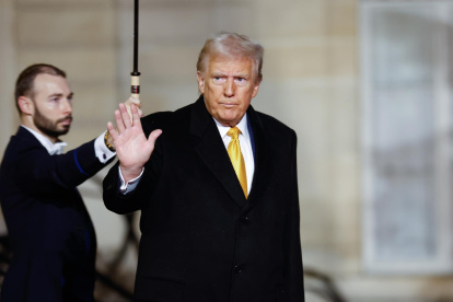 El presidente electo de Estados Unidos, Donald Trump, saluda este sábado a su salida del Palacio del Elíseo en París (Francia).