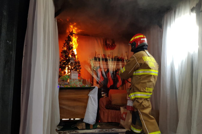 Personal del cuerpo de Bomberos de Quito realizó el lanzamiento de una campaña para prevenir riesgos relacionados Navidad y de Fin año