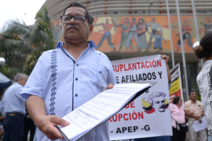 Jubilados piden suspender descuentos e investigar las transacciones fraudulentas.