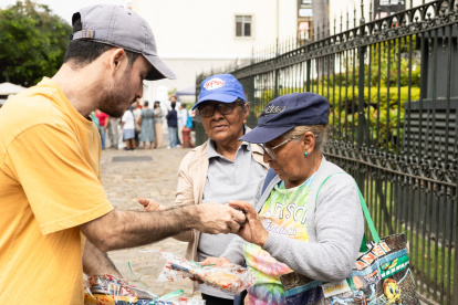 Acción. Varios jóvenes llevan alimentos a adultos mayores vulnerables.