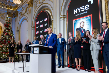 El presidente electo de los Estados Unidos, Donald Trump (c), hablando en la sede de la Bolsa de Valores de Nueva York (NYSE).