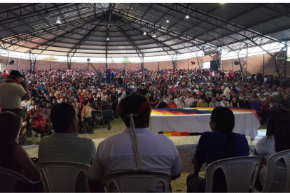 En el auditorio del Pueblo Kichwa de Rukullatkta, en Archidona, se desarrolla una asamblea.