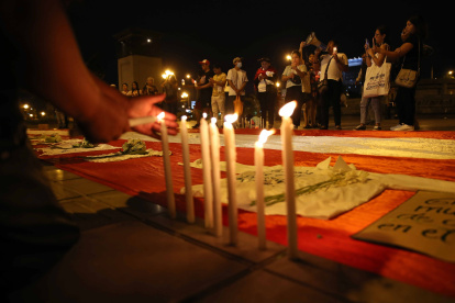 Lima. Personas participa en una vigilia por los muertos en las protestas.