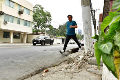 El poste es uno de los tantos obstáculos que presenta la acera y que complican al peatón.