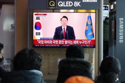 Personas ven en televisión la declaración pública del presidente surcoreano, Yoon Suk Yeol, en Seúl, Corea del Sur, el 12 de diciembre de 2024.