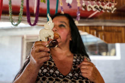 Una mujer muestra artesanías elaboradas con semillas de tagua.