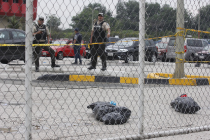 Dos figuras embalados fueron halladas en el parqueadero del complejo judicial Albán Borja, en el norte de Guayaquil.
