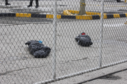 Dos bultos embalados fueron hallados en el Complejo Judicial Albán Borja, en el norte de Guayaquil, la mañana de este viernes 13 de diciembre.