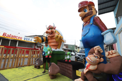 La Ruta de los Monigotes Gigantes se desarrolla cada diciembre en el suburbio de Guayaquil.