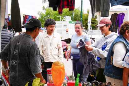 AMBATO. Adultos y jóvenes comparten la dinámica del trueque.