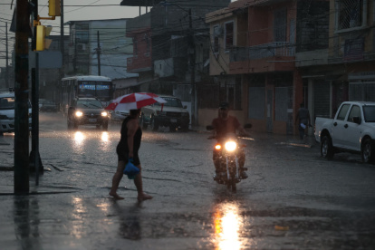 La lluvia de este jueves 12 de diciembre sorprendió a los guayaquileños