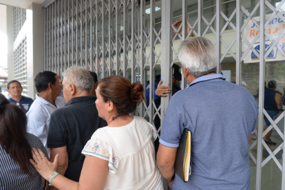 Jubilados afectados, en la puerta del IESS, reclamando por suplantación de identidad.
