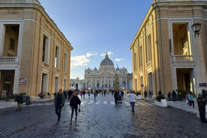 Vista de la Vía de la Conciliación, en dirección a la plaza y basílica de San Pedro del Vaticano. A pocos días del inicio del Jubileo.