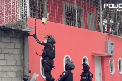 Momento en el que la Policía destruía las cámaras instaladas por los delincuentes.