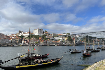 Rabelos en el Duero con el Puente Don Luis I de fondo.