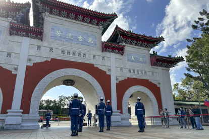 Un grupo de guardias realiza la ceremonia del cambio de guardia en el Santuario Nacional de los Mártires Revolucionarios, en Taipéi (Taiwán). La tarde del 10 de diciembre de 1949 quedó grabada para siempre en las memorias de Chiang Kai-shek y su hijo, Chiang Ching-kuo. Ese día, con las tropas comunistas cada vez más cerca, ambos se dirigieron al aeropuerto de Chengdu para tomar un vuelo rumbo a Taiwán. Jamás regresaron a China. EFE/ Javier Castro Bugarín