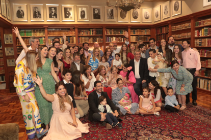 Gioconda acompañada de sus hijos, nueras, yernos, nietos y bisnietos.