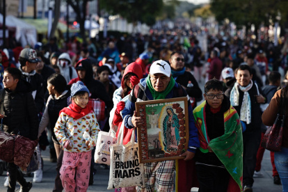 Feligreses mexicanos caminan durante el peregrinaje anual a la Basílica de Guadalupe este jueves, en la Ciudad de México (México).