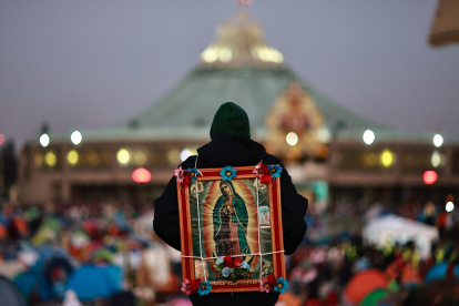 Un feligrés mexicano carga una imagen de la virgen de Guadalupe este jueves, durante el peregrinaje anual a la Basílica de Guadalupe, en la Ciudad de México (México).