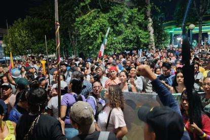 La denominada resistencia rodea la Gobernación de Napo.