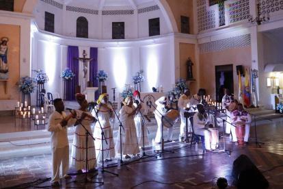 Fotografía del 6 de diciembre de un grupo de cantoras en el Festival Internacional de Música Sacra, durante la gira "Colombia es Música Sacra", en Guapi (Colombia).